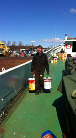 Magnus med färgburkar